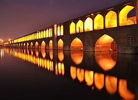 Le Si-o-se Pol (pont « aux trente-trois arches »), pont en arc à double niveau à Ispahan. Il a été érigé par ordre d'Allahverdi Khan vers 1608. (définition réelle 3 560 × 2 592)