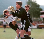 Torwart mit Ball in den Händen.