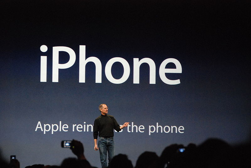 Mynd:Steve Jobs presents iPhone.jpg