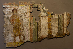Peinture murale romaine représentant un personnage debout.