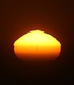 Bintik matahari 930 pada fatamorgana superior matahari terbenam