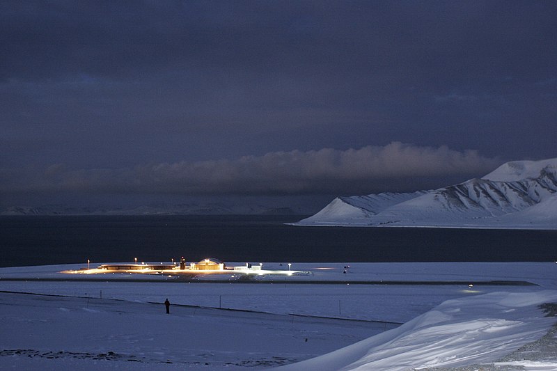 800px-Svalbard_Airport_-_Longyear_NO.jpg