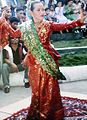 Seorang wanita Tausug memakai pakaian tradisional sedang menari