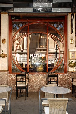 Boiseries Art nouveau de la vitrine.