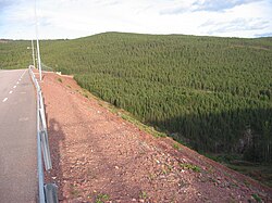 O topo da barragem, com uma estrada com uma vista monumental
