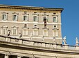Allocution du Pape Benoît XVI au Vatican depuis une fenêtre du Palais apostolique (ou Palais Sixte-V) qui surplombe la place Saint-Pierre.