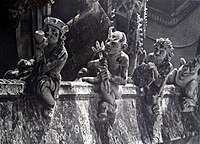 Quatre statuettes sur l'un des arcs-boutants de la cathédrale