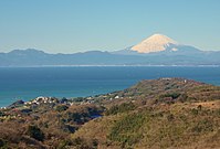 山頂の展望台から見た富士山と相模湾
