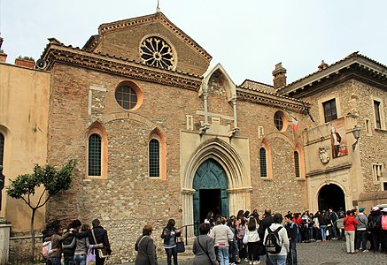 A modesta entrada moderna á vila, xunto á igrexa de Santa Maria María Maggiore