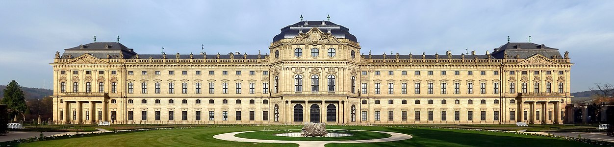 Balthasar Neumann tarafından barok tarzda inşa edilen Rezidans Würzburg, 1981 yılında UNESCO tarafından Dünya Mirası listesine alınmıştır. Dünyada, bir yapının tavanına çizilmiş en büyük fresk bu yapının içerisinde bulunmaktadır. Bu fresk, Giovanni Battista Tiepolo tarafından çizilmiştir. Würzburg, Almanya.(Üreten:Rainer Lippert)