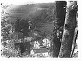 Alt-Wettringhof um 1930 aus süd-südöstlicher Richtung aus Richtung der Gemarkung Brauck hinab ins Schlittenbachtal. Im Hintergrund sichtbar: Der noch gänzlich unbebaute und als Acker bestellte Südhang.