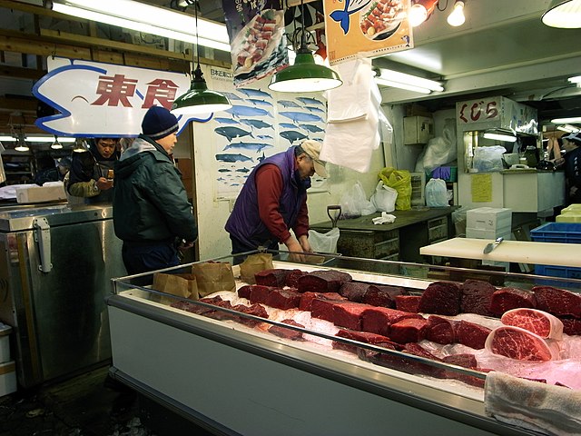 Daging paus diPasar ikan Tsukiji