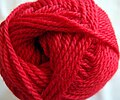 玉状にして市販されている毛糸。太めで、主に家庭で、編み針を使い手で編む "編み物" に使われるもの。