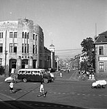 1950年代的市场三路西端路口处，左侧为青岛市邮电局大楼
