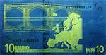 10 eurų banknotas po UV lempa (reversas)