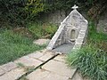 Fontaine en bordure de la ria du Blavet près de la chapelle Saint-Guénaël.