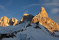 Đèo Passo Rolle (1.989 m) và ngọn Cimon della Pala (3.184 m) ở tỉnh Trento