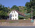 Wohnhaus eines Weingutes, mit zwei Gartenlauben sowie Torpfeilern und Einfriedung