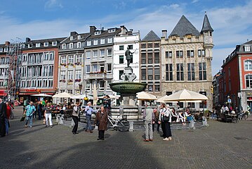 Marktplatz mit Karlsbrunnen