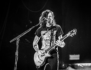Кристиан Мартуччи выступает вживую с Stone Sour в 2018 году.