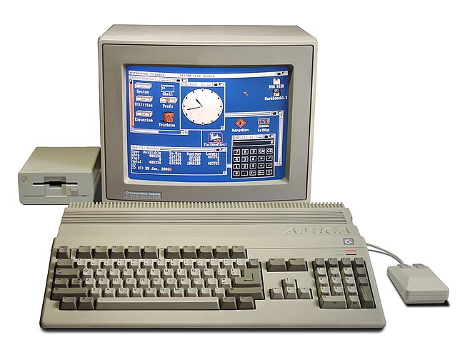 Amiga 500 с монитором, клавиатурой, мышью и дисководом для гибких дисков