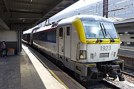 Locomotive de la série 19 avec attelage automatique.