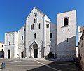 Cerkev svetega Nikolaja, Bari, Italija. Cerkev ima dokaj kvadraten videz, ki je videti bolj primeren za grad kot za cerkev. Ta vtis se krepi s prisotnostjo dveh nizkih masivnih stolpov, ki uokvirjata fasado. V svoji zgodovini je bila večkrat uporabljena kot grad.