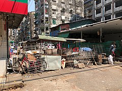 2. marts, demonstrant-barrikade i Myaynigone, Yangon.