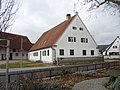 Kamin, Giebelzier und Eckrustizierung an einem Bauernhaus in Möttingen