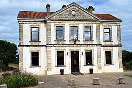 The town hall in Beychac-et-Caillau