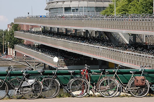 Паркинг за бицикла у Амстердаму, где дневно 490.000 бициклиста превози 2 милиона километара (статистика 2012)