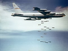 航空戦。爆弾を投下するB-52F（1960年代）