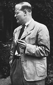 Dietrich Bonhoeffer at Sigurdshof, 1939. Bundesarchiv Bild 146-1987-074-16, Dietrich Bonhoeffer.jpg