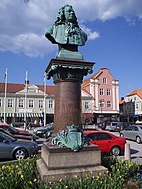 Busto de Jonas Alströmer na praça Stora torget