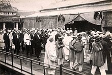 Emperor Khai Dinh's funeral Co long tinh tai le an tang Hoang de Khai Dinh (1925) , doan quan chuc.jpg