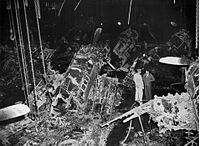 حطام طائرات الحاملة هانكوك بعد إصابتها بهجمات الكاميكازي مما أجبرها على العودة إلى أمريكا بعد خسارة 62 بحاراً من طاقمها وإصابة 71 آخرين