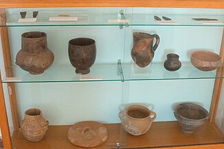 Νεολιθικά ευρήματα από τη σπηλιά του Ζα: κοσμήματα, πήλινα αγγεία, εργαλεία. Αρχαιολογικό Μουσείο Νάξου.