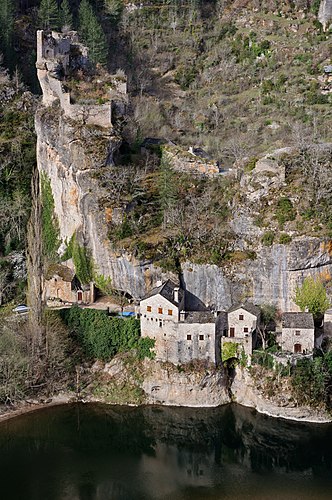 Замок Кастельбу над селом Сент-Эними в Тарнском ущелье на юге Франции