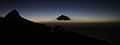 Posnetek kometa Mcnaught 19. januarja iz gore Signal Hill, Cape Town 19. januarja. Na levi se vidi silhueta gore Levja glava, na desni strani zahaja Venera nad Atlantskim oceanom.