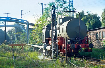 Eine vom Dampflokwerk Meiningen gebaute Dampf­spei­cher­lo­ko­mo­tive beim Füllen in Dresden
