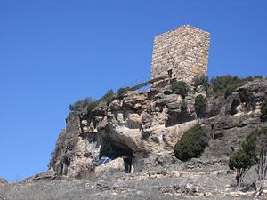 http://upload.wikimedia.org/wikipedia/commons/thumb/c/c3/Entrada_Cueva_de_los_Casares.JPG/300px-Entrada_Cueva_de_los_Casares.JPG