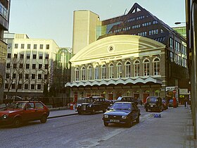 Dworzec w 1988 r., widoczna ukończona w tym samym roku nadbudowa biurowa