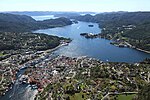 Luftbild einer an der Küste gelegenen, von einem Fluss durchzogenen Siedlung