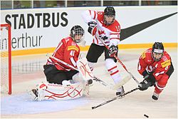 Julia Marty (oik), Gillian Apps (kesk) ja Florence Schelling (vas).