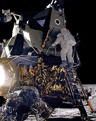 Apollo 12: Astronauta Alan Bean descendo na Lua.