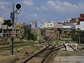 Links: Einfahrender Zug aus Lecce in den Bahnhof von Gallipoli. Rechts zweigt die Strecke nach Casarano ab