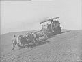 Un trattore Holt traina un obice da 6 in nel deserto della Mesopotamia