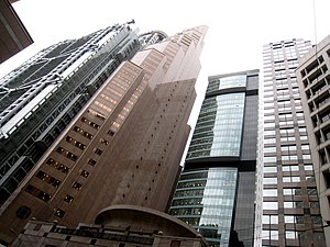 中环渣打银行大厦（左二）