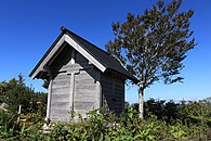 山頂部にある神社の祠