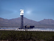 伊万帕的东部太阳能塔在线。注意对锅炉两侧的阳光照射。